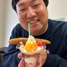 自作のパフェ「川のせせらぎに誘われて」を披露するロングコートダディ兎。