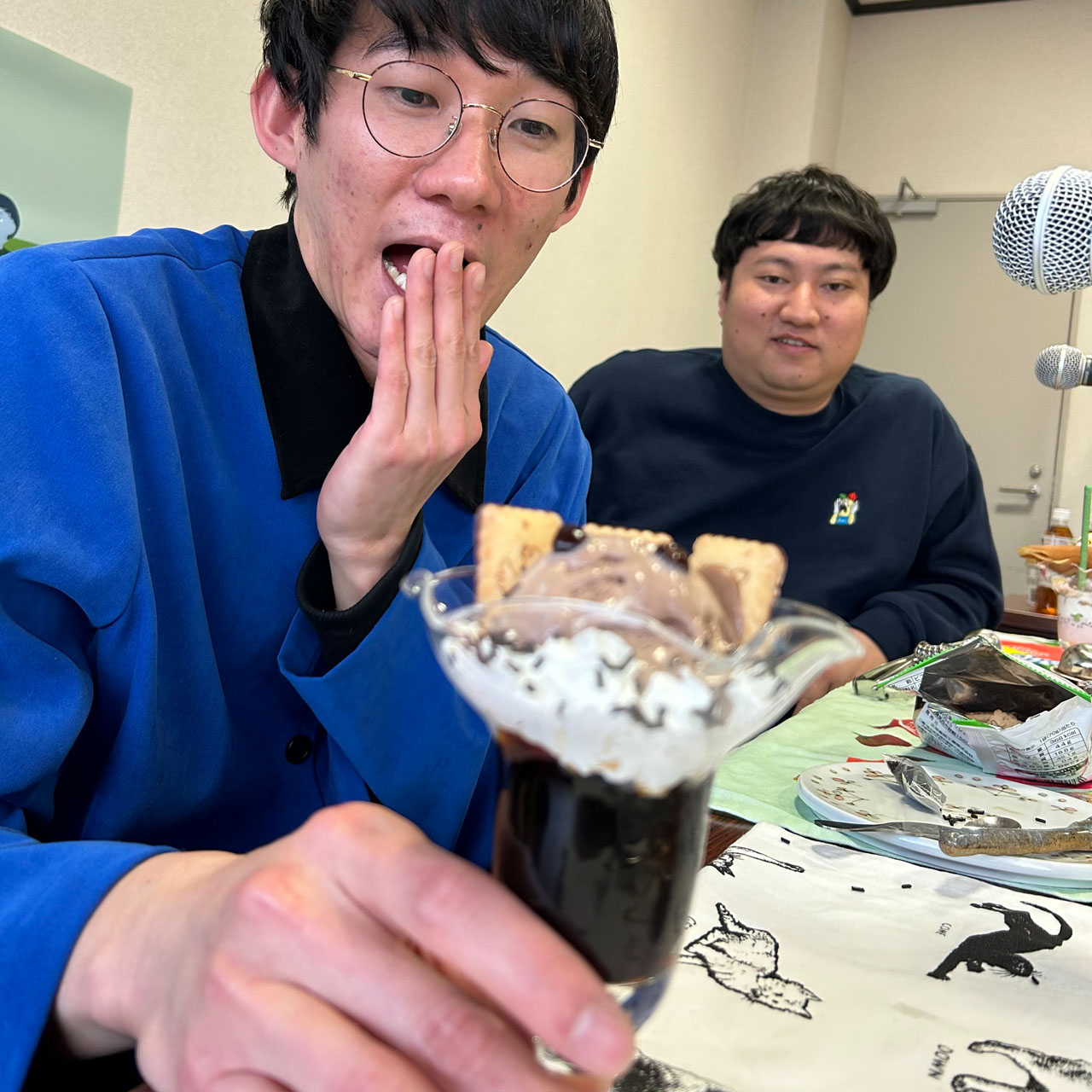自作のパフェ「チャップリン」を披露するロングコートダディ堂前。