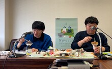 パフェを作るロングコートダディ。