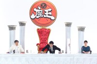 左から板尾創路、千原ジュニア、竹上萌奈アナウンサー。(c)カンテレ