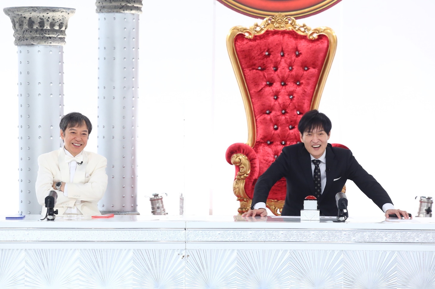 左から板尾創路、千原ジュニア。(c)カンテレ
