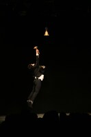 鐘を鳴らしたいMCの祇園・木崎。鐘が鳴らないことには大会が始まらない。