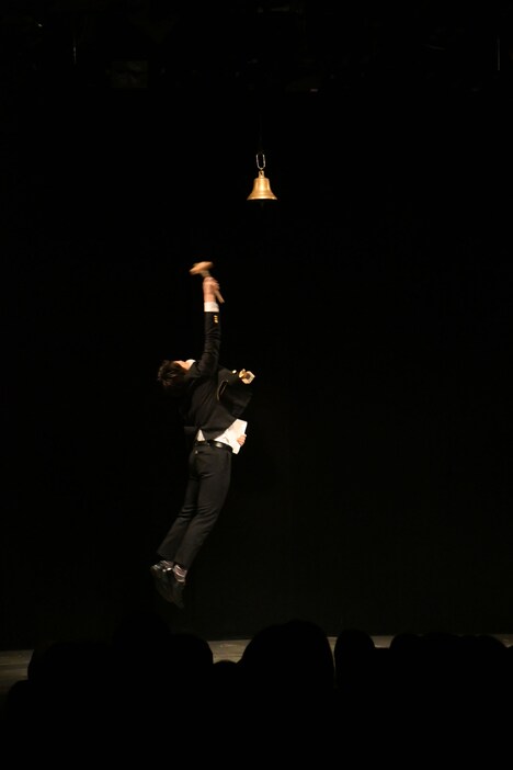 鐘を鳴らしたいMCの祇園・木崎。鐘が鳴らないことには大会が始まらない。