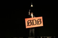 反則技で鐘を鳴らす祇園・木崎。