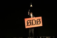 反則技で鐘を鳴らす祇園・木崎。