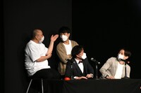 ネタを間違えないことに感心するサルゴリラ（後列2人）。