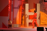 「JUNK」のオブジェを直すウルトラオギン。