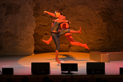 ウルトラオギンとヤハイダーマン。カメラを意識してカッコいい戦闘シーンを演じる。