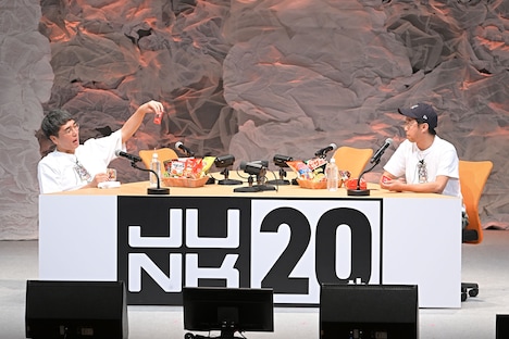 お菓子を食べるおぎやはぎ。