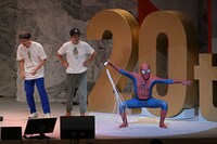 ホトパイダーマン（右）。