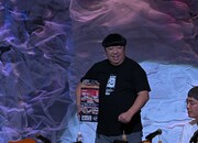 やきまるIIを持って登場するバナナマン日村。