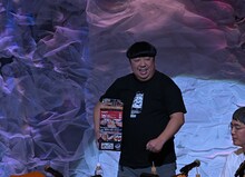 やきまるIIを持って登場するバナナマン日村。