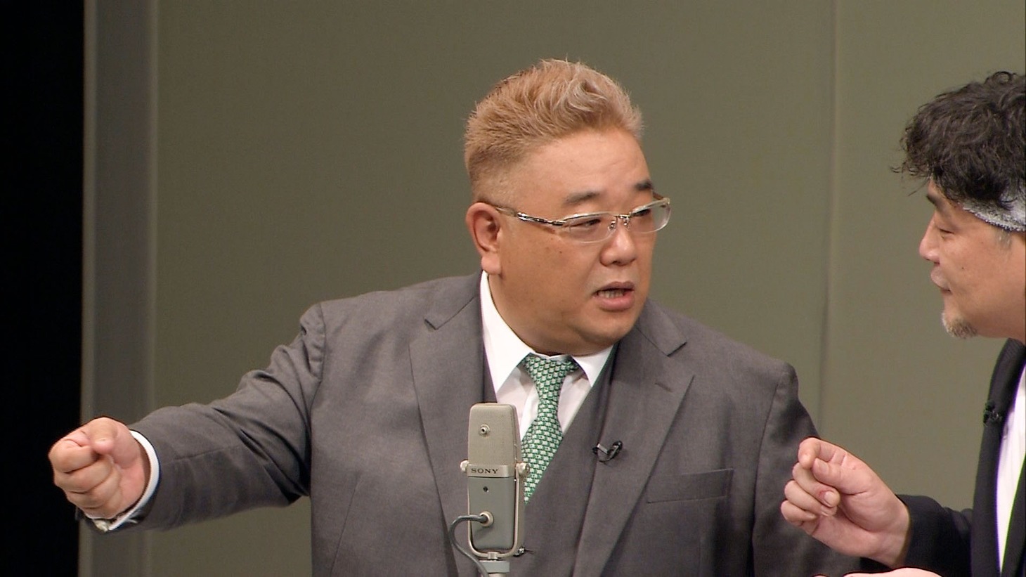 DVD / Blu-ray「サンドウィッチマンライブツアー2022」のワンシーン。