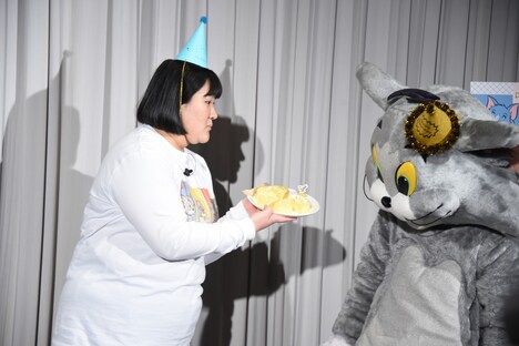 トムにケーキを渡すヨネダ2000愛。