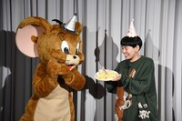 ジェリーにケーキを渡すヨネダ2000誠。