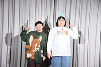 ショートコントを披露するヨネダ2000。