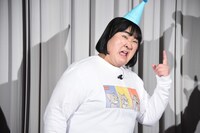 着ていたシャツに描いていたトムの表情をマネするヨネダ2000愛。