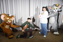 イベントに出席したヨネダ2000（中央）、トムとジェリー（両端）。