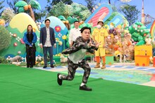 ボールキャッチ対決に挑むハライチ岩井。(c)フジテレビ