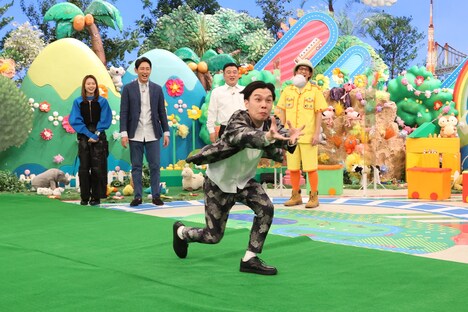 ボールキャッチ対決に挑むハライチ岩井。(c)フジテレビ