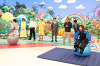 バランスボール対決のワンシーン。(c)フジテレビ