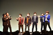 「タイタンライブ」エンディングトークで三四郎・小宮（右端）が爆笑問題・田中（左端）にツッコむワンシーン。