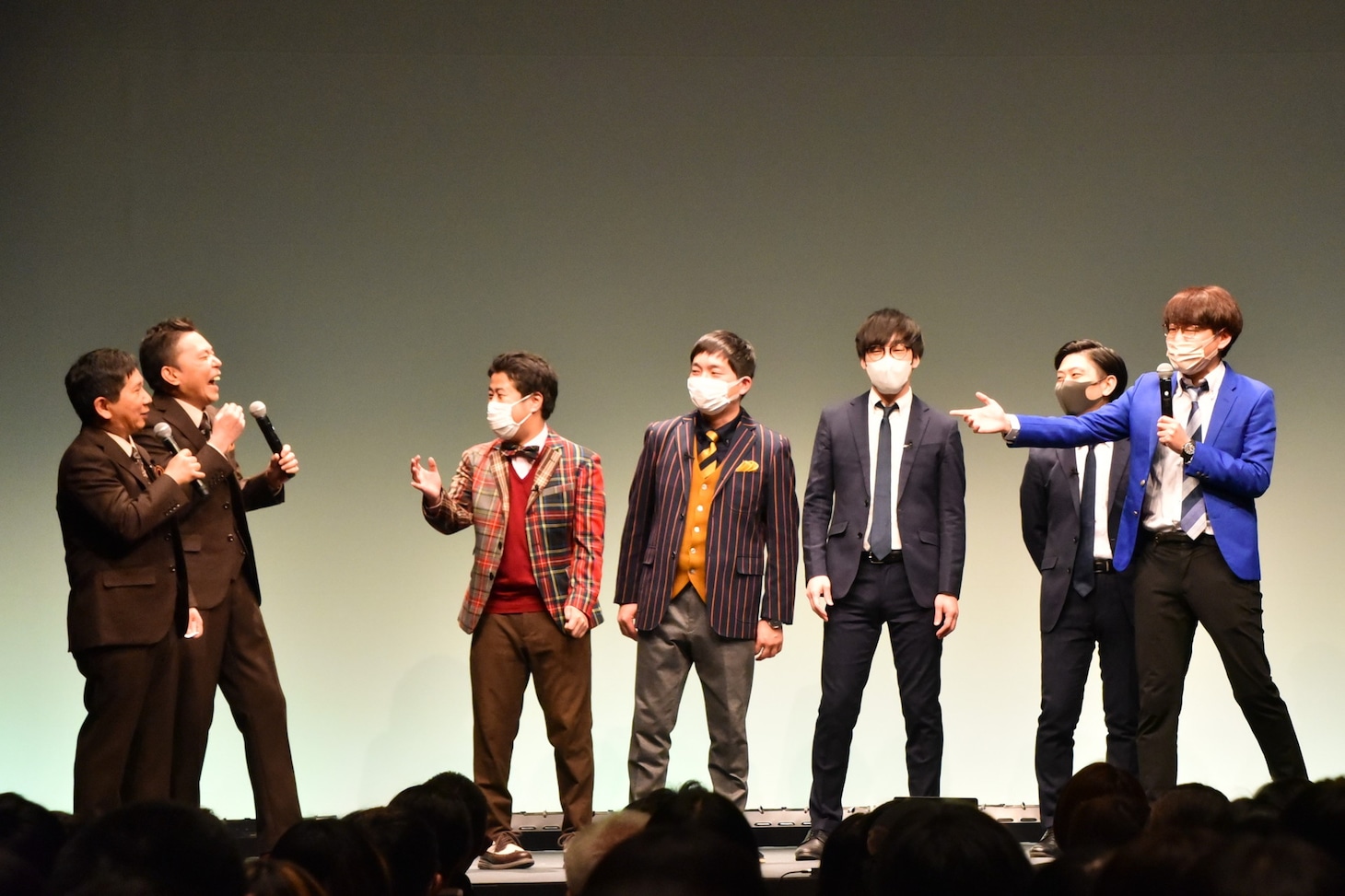 「タイタンライブ」エンディングトークで三四郎・小宮（右端）が爆笑問題・田中（左端）にツッコむワンシーン。
