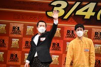 相方・西村に手を振るコットンきょん。