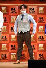 「ウンバボ！」とポーズを決める田津原理音。