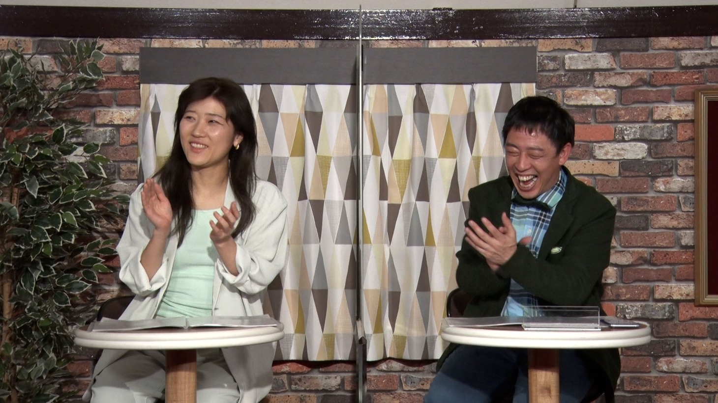 MCのヒコロヒー（左）とさらば青春の光・森田（右）。