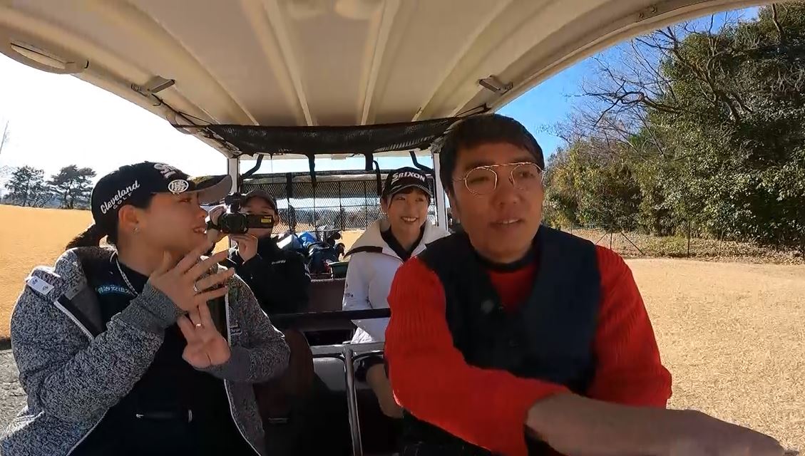 「ゴルフの祭典!!おぎやはぎの『ナイスショットです。』」のワンシーン。