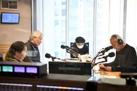 新作コントを披露するシティボーイズ。（写真：文化放送提供）