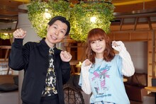 「CIAO ちゅ～る presents オールねこ感謝祭!!ニャン♪にゃん♪オフ会 2023」MCのハライチ岩井と中川翔子（右）。(c)BSテレ東