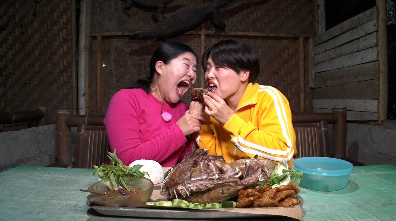 ガンバレルーヤ、インドネシアでミズオオトカゲの捕獲に挑戦