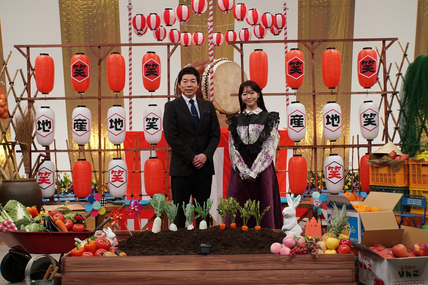 「メ～テレ60周年 地元あるあるでネタづくり！地産地笑まんざい」MCの今田耕司と峯岸みなみ。(c)メ～テレ