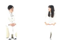 （左から）ラバーガール飛永、藤原麻里菜。(c)ABCテレビ