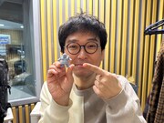 安藤なつの消しゴムフィギュアのサンプルを披露するナイツ土屋。