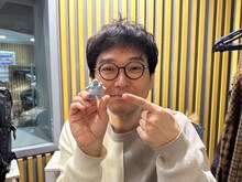 安藤なつの消しゴムフィギュアのサンプルを披露するナイツ土屋。