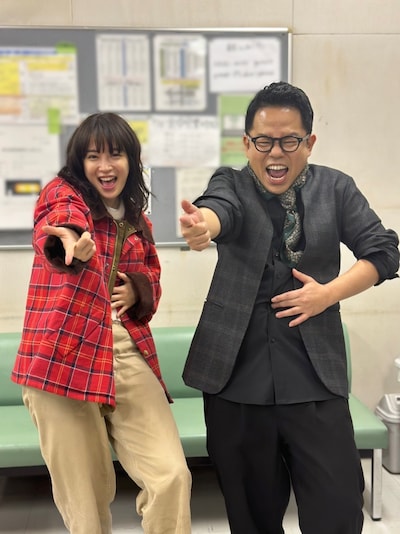 火曜ドラマ「夕暮れに、手をつなぐ」に出演する（左から）広瀬すず、ダイアン津田。(c)TBS