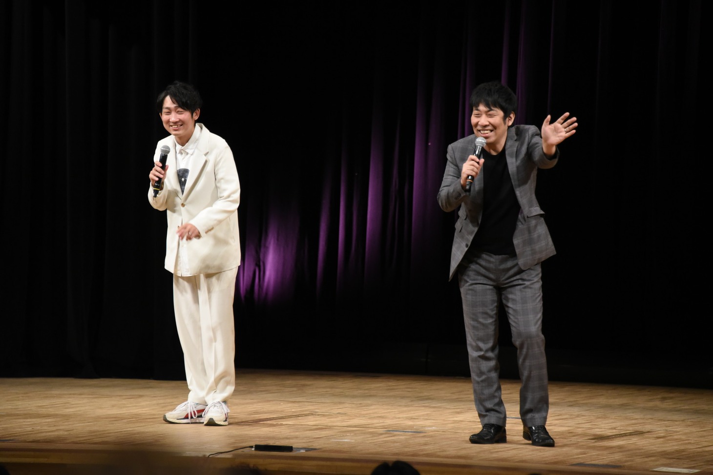 見届け人の（左から）NON STYLE石田、パンクブーブー佐藤。