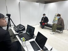 生配信中の滝音に話しかけるシモタ（左）。