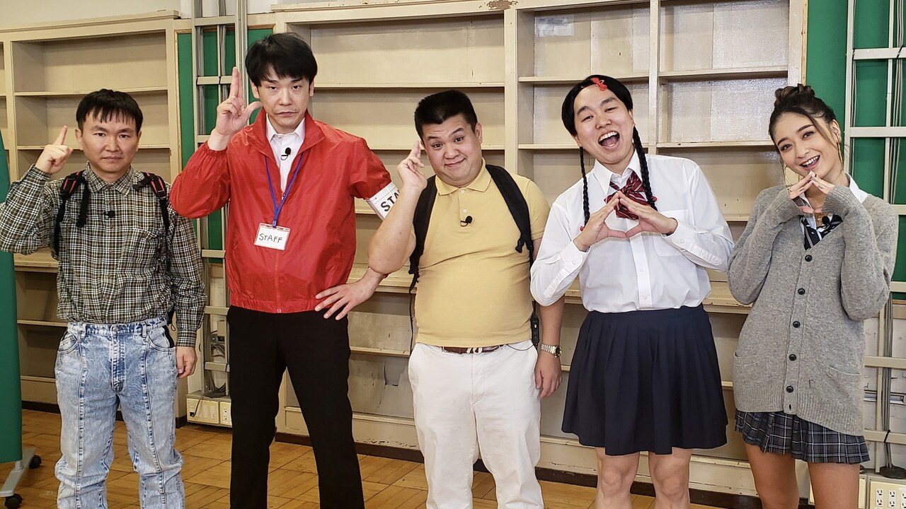 左からかまいたち、ジェラードン、池田美優。