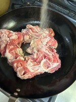 豚肉をフライパンで炒め、塩コショウを振る。