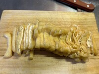 切った油揚げ。