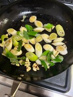 長ネギ、にんにくを炒める。