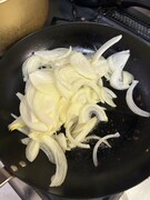 玉ねぎを炒める。