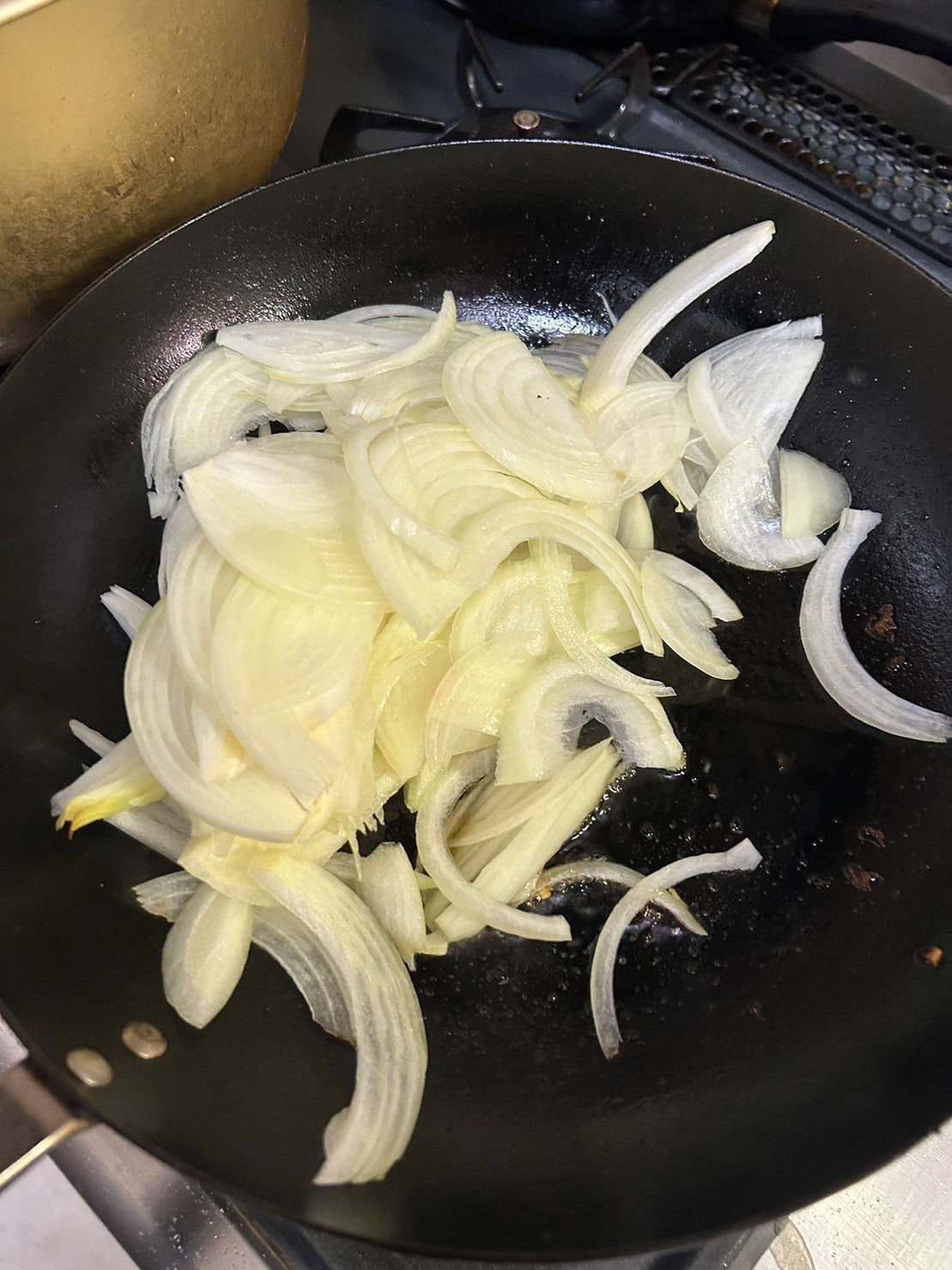 玉ねぎを炒める。