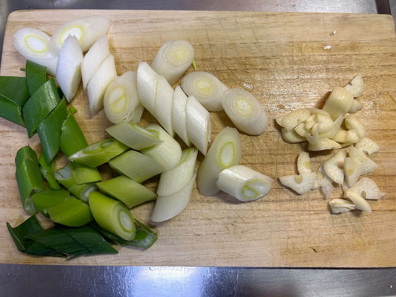 切った長ネギとにんにく。