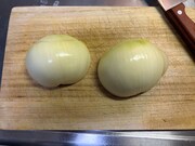 玉ねぎを切る。