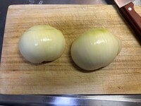 玉ねぎを切る。